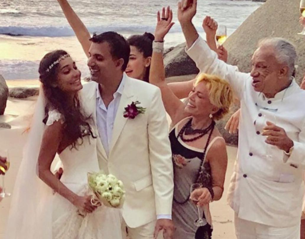 লিসা-দিনোর এমন ‘লাভি-ডাভি’ বিচ হলিডের ছবি কিন্তু ইতিমধ্যেই সোশ্যাল প্ল্যাটফর্মে ভাইরাল।