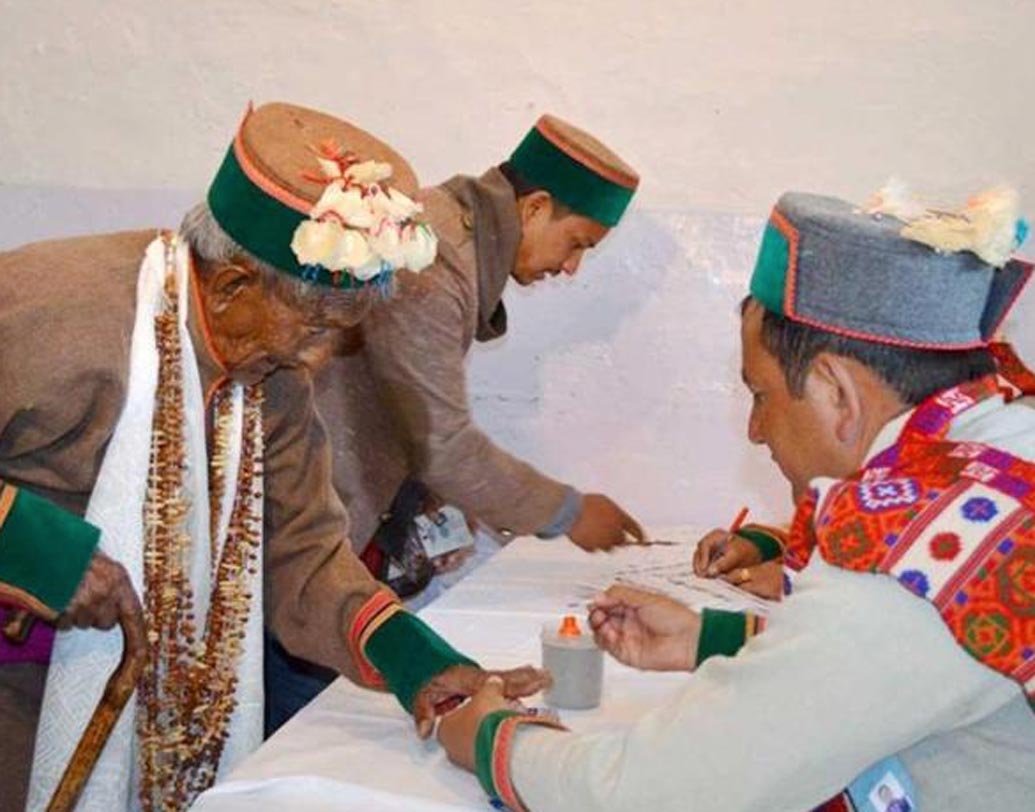 দেশের প্রথম লোকসভা নির্বাচন হওয়ার কথা ছিল ১৯৫২ সালের জানুয়ারি ও ফেব্রুয়ারি মাসে। কিন্তু বছরের এই সময় হিমাচলপ্রদেশে হাড় হিম করা ঠান্ডার কারণে হিমাচলের ভোট এগিয়ে নিয়ে আসা হয়। আর দেশের প্রথম লোকসভা নির্বাচন হয় ১৯৫১ সালের ২৫ অক্টোবর। সে দিনই স্বাধীন ভারতবর্ষে প্রথমবার ভোট দিয়েছিলেন শ্যামসরণ নেগি।