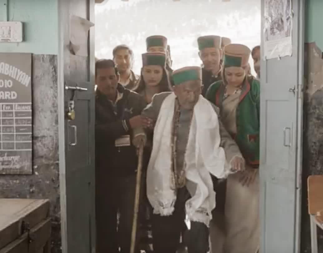 ১০০ বছর বয়সী শ্যামসরণ নেগির হাঁটতে বেশ অসুবিধা হয়। তাই স্বাধীন ভারতের প্রথম ভোটার যাতে নির্বিঘ্নে ভোট দিতে পারেন, তার জন্য গাড়ির ব্যবস্থা করেছে কিন্নৌড় জেলা পরিষদ। এই গাড়ি তাঁকে বাড়ি থেকে নিয়ে বুথে পৌছে দেবে আবার বাড়িতে ছেড়েও দেবে। আর বুথে তাঁকে উষ্ণ অভ্যর্থনাও জানানো হবে।