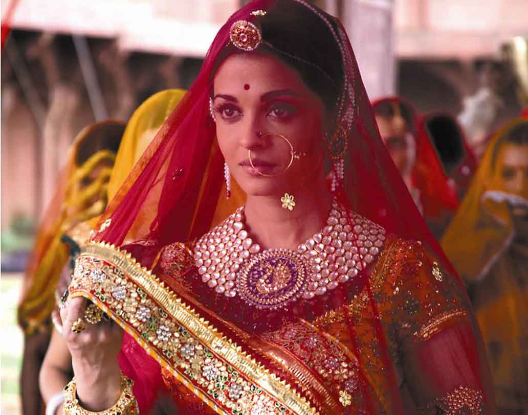 ঐশ্বর্যার শখ কী জানেন? রীতিমতো কালেকশন রয়েছে তাঁর কাছে। ঘড়ি ও সোনার গয়না। এই দুয়ের প্রতি অসম্ভভ ভালবাসা অভিনেত্রীর।