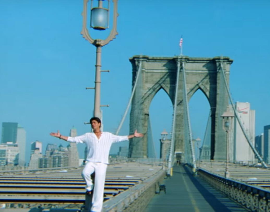 ‘কাল হো না হো’র শুটিং হয়েছিল নিউ ইয়র্কে। কিন্তু লোকেশন হিসেবে পরিচালক নিখিল আডবাণী এবং প্রযোজক কর্ণ জোহরের প্রথম পছন্দ ছিল টরন্টো। টরন্টোর সুন্দর লোকেশনেই কথা ছিল ‘কাল হো না হো’র শুটিং হবে। কিন্তু, বিশেষ কিছু কারণের জন্য শেষ মুহূর্তে তড়িঘড়ি সিদ্ধান্ত বদলাতে হয় প্রযোজককে।