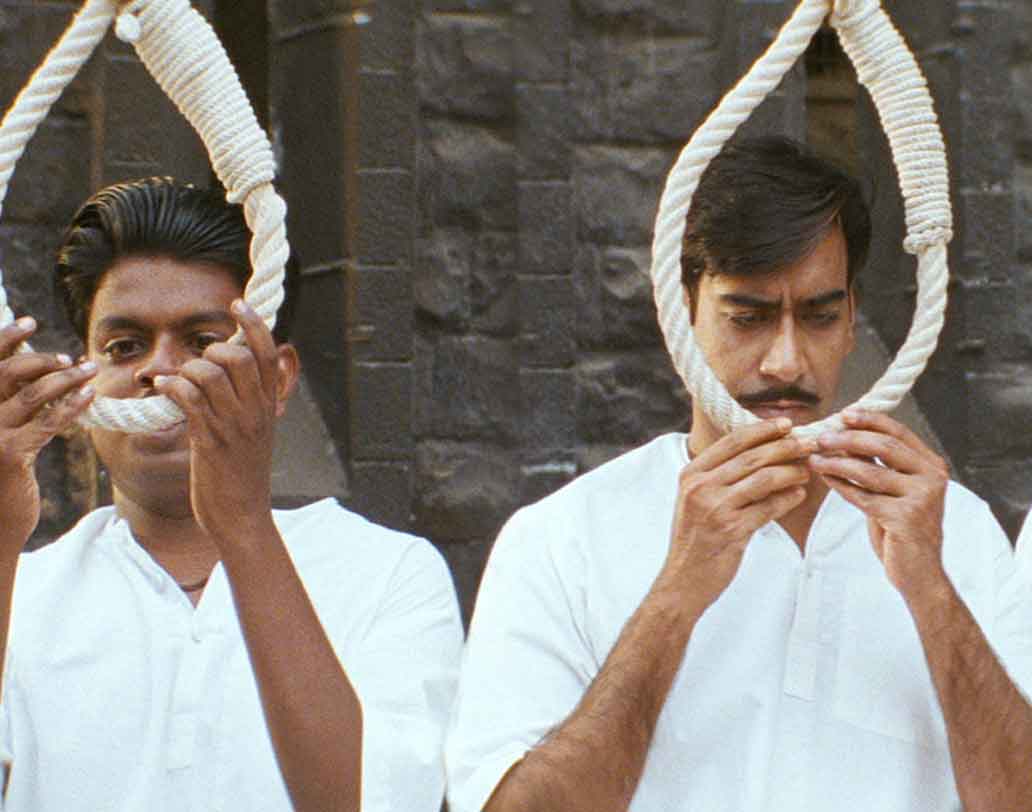 ‘সরফরোশি কি তমন্না অব হমারে দিল মে হ্যায়, দেখনা হ্যায় জোর কিতনা বাজু-এ-কাতিল মে হ্যায়।’ ভগত সিংহের জীবন নিয়ে বলিউডে বেশ কয়েকটি ছবি তৈরি হয়েছে। তবে অজয় দেবগণ অভিনীত ‘দ্য লেজেন্ড অব ভগত সিংহ’ কিন্তু সেই তালিকায় সবচেয়ে উপরে। এই ছবিতে অভিনয় করেই জাতীয় পুরস্কার পেয়েছিলেন অজয়। দেশের স্বাধীনতা সংগ্রামের কাহিনিই দেখানো হয়েছে ছবিতে।