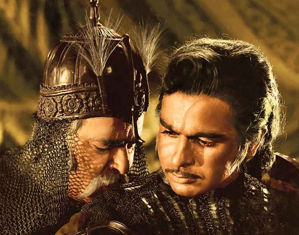 সেলিম ও আনারকলির প্রেমকাহিনি। এই মহাকাব্যিক ইতিহাস নির্ভর ড্রামা মুক্তি পেয়েছিল ১৯৬০ সালে। ছবিতে বাবা ও ছেলের মতপার্থক্য নিয়ে চিত্রনাট্য তৈরি হয়েছিল। ছিল সামাজিক দায়িত্ব এবং সে কালের মহিলাদের কথাও। পরিচালক কে আসিফের তৈরি এই ছবি বক্স অফিসেও ভাল ব্যবসা করেছিল। সে সময় কয়েক কোটি টাকা ব্যবসা করেছিল এই ছবি।