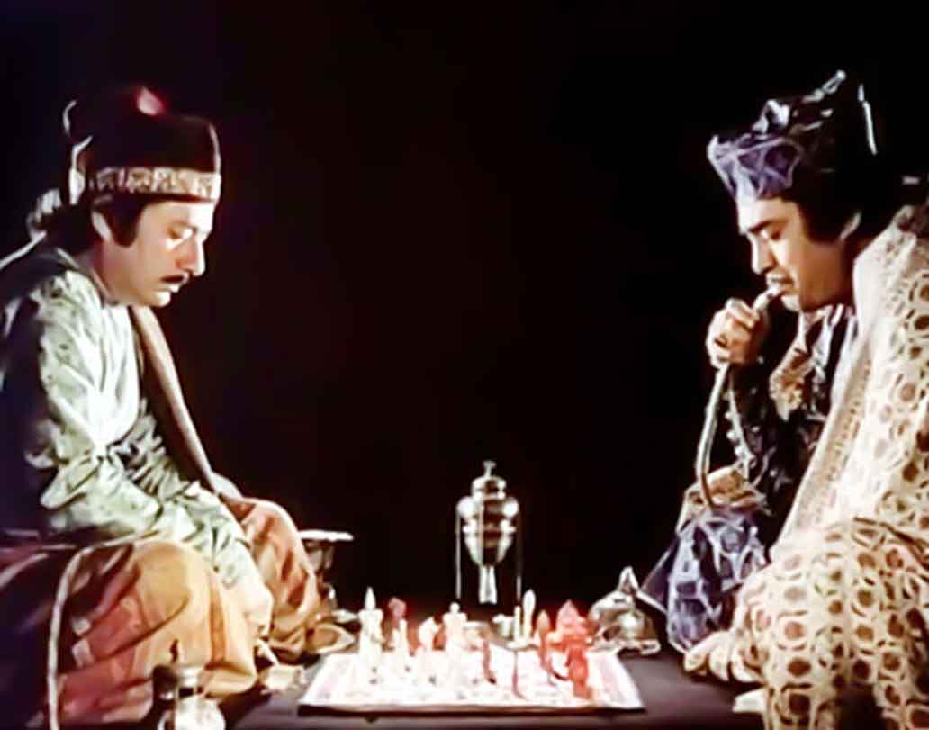 মুন্সি প্রেমচাঁদের লেখা একটি ছোটগল্পকে নির্ভর করে এই ‘শতরঞ্জ কে খিলাড়ি’ ছবিটি তৈরি করেছিলেন সত্যজিৎ রায়। দাবা খেলায় মত্ত দুই প্রধান চরিত্রের নাম ছিল মির্জা সাজ্জাদ আলি এবং মির রৌশন আলি। দাবা খেলতে গিয়েই নিজেদের পরিবার এবং সমাজকেভুলে গিয়েছিলেন তাঁরা। ব্রিটিশরা তারই সুযোগে দখল করে নিয়েছিল লখনউ। উত্তর ভারতের রাজপরিবারের এই কাহিনি কিন্তু ইতিহাস নির্ভর ছবিগুলির মধ্যে অন্যতম সেরা।