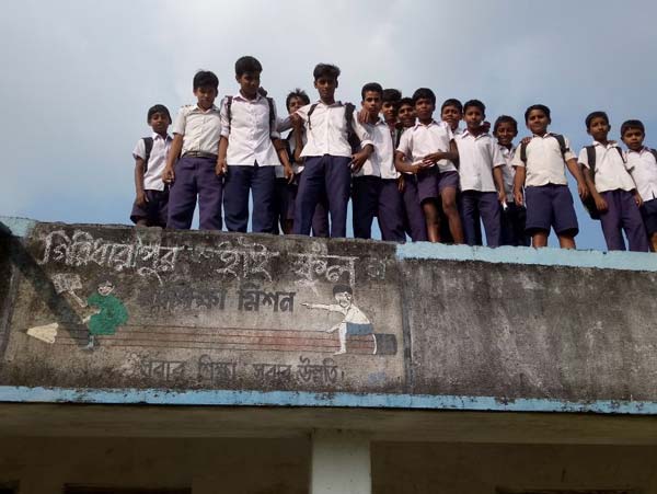 Teachers hired outsider in spite of attending school dgtl