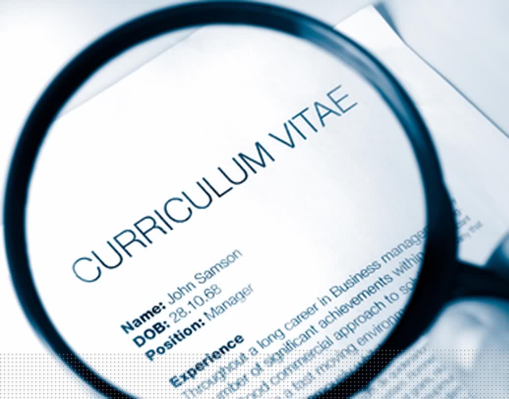 নিজে বানাও: নিজের সিভি নিজে তৈরি করো। ইন্টারনেটে সিভি-র প্রচুর নমুনা পাওয়া যায়। বন্ধুবান্ধবদেরও হয়তো সিভি তৈরি করা আছে। এগুলো দেখতে পারো, কিন্তু কোনওটাই নকল কোরো না।