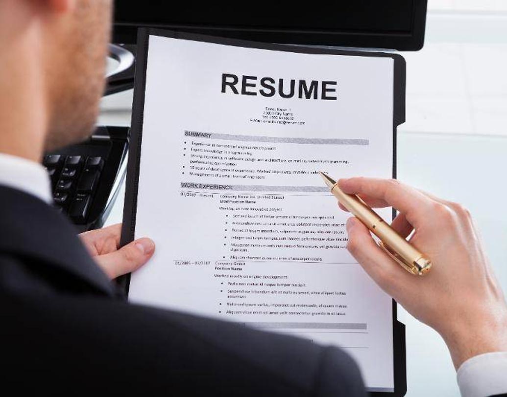 যতটুকু প্রয়োজন: সিভি বেশি বড় না করাই ভাল। বড়জোর দু’পাতা। এখন কম্পিউটারেই সবাই সিভি তৈরি করে। পুরোটা একটাই ফন্টে লেখো। আর পরিচিত কোনও ফন্ট ব্যবহার করো। যেমন, এরিয়াল, টাইম্‌স নিউ রোমান বা ক্যালিব্রি ইত্যাদি। পয়েন্ট সাইজ বারো বা চোদ্দো রাখো। যথেষ্ট মার্জিন ছাড়ো, এবং দুটো লাইনের মাঝখানে বেশ খানিকটা করে ব্যবধান রেখো। কোনও রকম অলংকরণ কিন্তু সিভি-তে চলে না।