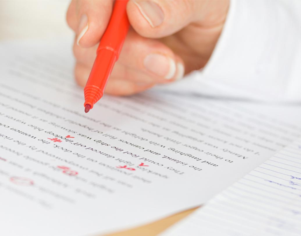 ‘ভুল’ নয়: ইংরেজিতেই সিভি লেখা হয়। ভাষা সরল রাখো, যাতে পড়তে ভাল লাগে। যতটুকু দরকার, সেইটুকু তথ্যই দাও। হোয়াটসঅ্যাপ বা এসএমএস-এ যে ধরনের ইংরেজি লিখে এসেছ, সেটা কিন্তু ভুলেও এখানে ব্যবহার কোরো না। যেহেতু সিভির মাধ্যমেই নিয়োগকর্তারা তোমাকে প্রথম চিনবেন, তাই নিজের সম্পর্কে যখন কিছু বলবে, তখন এমন কথাই লেখো, যেটা পড়ে তোমার সম্পর্কে স্পষ্ট ধারণা তৈরি হতে পারে। বাক্য গঠন, বানান ভুলের বিষয়ে সতর্ক থেকো। লেখা হয়ে গেলে কোনও শিক্ষক বা যাঁরা এই ধরনের কাজের সঙ্গে যুক্ত, তাঁদের দেখিয়ে নাও। তাতে লেখায় কোনও গলদ থাকলে, ধরা পড়ে যাবে।