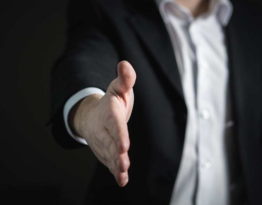 অভিজ্ঞ-অনভিজ্ঞ: অধিকাংশ প্রতিষ্ঠানই ফ্রেশারদের সুযোগ দেয়। তাই কাজের অভিজ্ঞতা না থাকলে অসুবিধে কিছু নেই। তবে এর মধ্যে যদি কোনও কোর্স বা ইন্টার্নশিপ করে থাকো, সেটার তথ্যও এখানে দেবে। আর যারা আগে চাকরি করেছ, তাদের পরিষ্কার করে লিখতে হবে, কোন সংস্থায় কাজ করতে, কত বছর করেছ, কী ধরনের প্রোজেক্ট-এর সঙ্গে যুক্ত ছিলে, কী পদে ছিলে ইত্যাদি। একটা টেবিল আকারে তথ্যগুলো সাজাও। এখানেও শিক্ষাগত যোগ্যতার মতোই শেষ যে চাকরিটা করেছ, সেটাই প্রথমে রেখো। আগের চাকরির অভিজ্ঞতা এবং তার সাফল্য সম্পর্কে লেখার সময় ‘আই’, ‘মি’ বা ‘মাই’ ব্যবহার কোরো না। ‘আই ওয়াজ দি এরিয়া ইনফ্রাস্ট্রাকচার ম্যানেজার অব এক্স ডিভিশন...’ না লিখে বলো, ‘হেলপ্ড দ্য কম্পানি ইন সেভিং ওয়াই ক্রোরস অব রুপিজ ইন এক্স ডিভিশন অ্যাজ ইনফ্রাস্ট্রাকচার ম্যানেজার’। চেষ্টা করবে এমন ভাবে বাক্যটা লিখতে, যা দেখে মনে হয় তুমি আত্মবিশ্বাসী। প্রয়োজনে ‘accomplished’, ‘developed’-এর মতো শব্দ ব্যবহার করো। আজকাল এমনিতেই ‘লিডারশিপ’ ব্যাপারটাকে বিশেষ গুরুত্ব দেওয়া হয়। তাই কোনও ছোট দল বা কোনও ছোট প্রোজেক্টেও তোমার টিম লিডারশিপ-এর অভিজ্ঞতা থাকলে, সেটা উল্লেখ করতে ভুলো না।