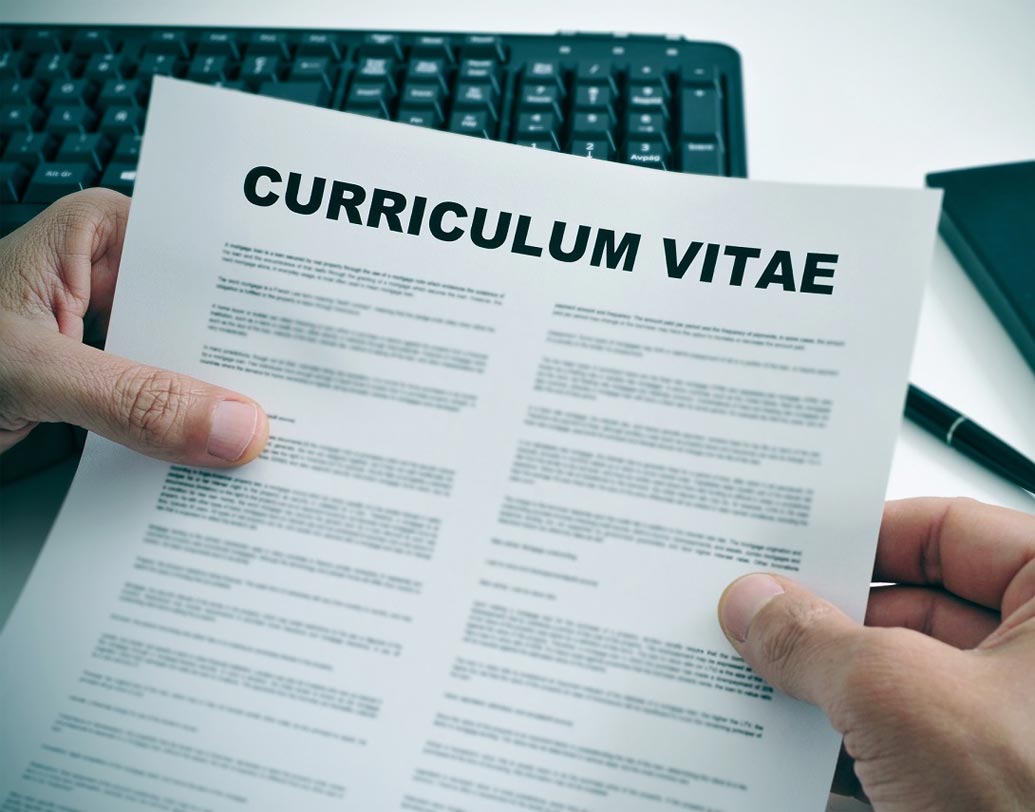 সতর্ক থাকো: ফ্রেশার হিসেবে যখন ‘কেরিয়ার অবজেকটিভ স্টেটমেন্ট’ লিখবে, তখন আগামী পাঁচ বছরে তুমি কী করবে, নিজেকে কতটা উন্নত করবে বা কী ধরনের টার্গেট বাস্তবায়িত করার চেষ্টা করবে, সেটা লেখো। তাই বলে, ‘আগামী পাঁচ বছরের মধ্যে আমি কোম্পানির ম্যানেজিং ডিরেক্টর হতে চাই’— এমন উক্তি না করাই বাঞ্ছনীয়। নিজের পরিকল্পনা মতো যে ভাবে কেরিয়ারটা গড়তে চাও, সেটাই তুলে ধরো কেরিয়ার অবজেকটিভ স্টেটমেন্ট-এ।