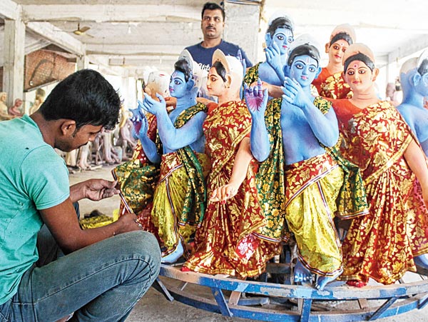 রাসের প্রস্তুতি। সোমবার করিমপুরের মানিকপুরে। ছবি: কল্লোল প্রামাণিক