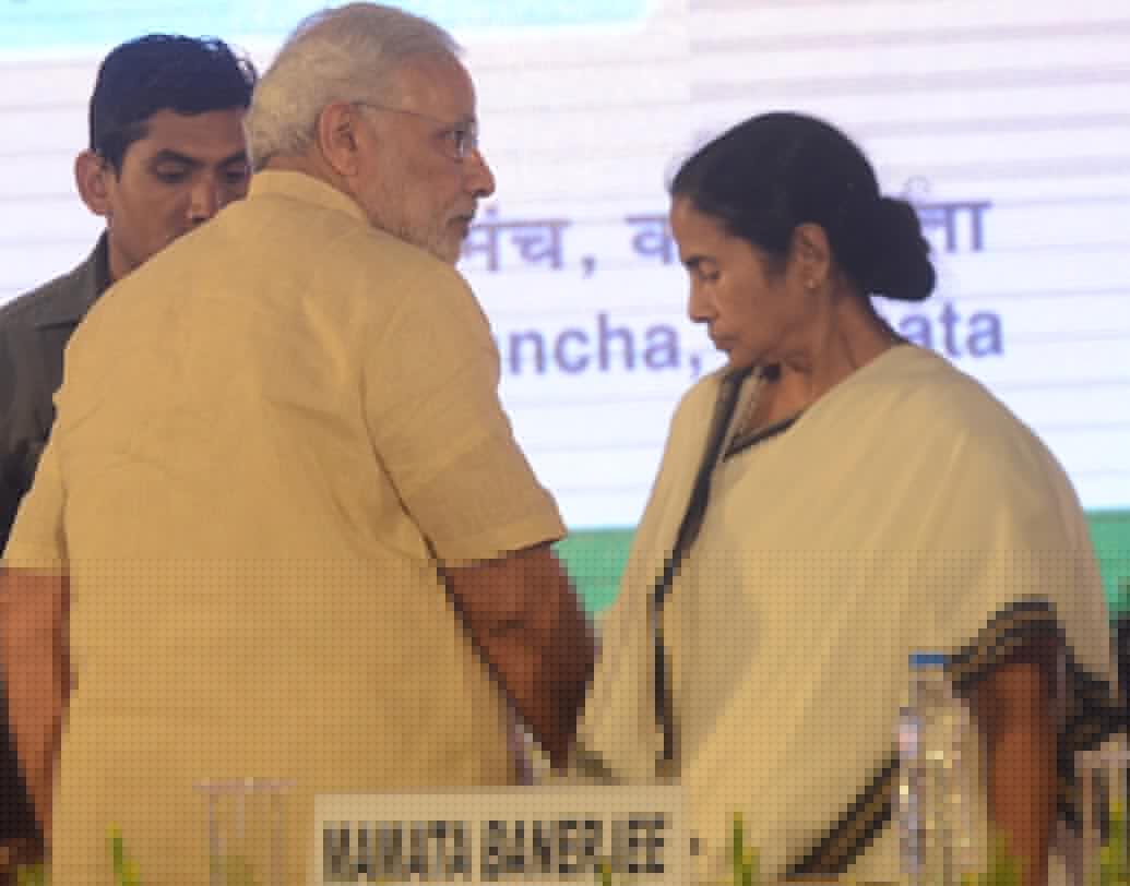 জিএসটি: চলতি বছরের ৩০ জুন। ঘড়ির কাঁটা রাত ১২টা ছুঁতেই রাষ্ট্রপতি প্রণব মুখোপাধ্যায় এবং প্রধানমন্ত্রীর হাতে চালু হয়েছিল পণ্য পরিষেবা কর ওরফে জিএসটি। মোদী জমানায় ঐতিহাসিক এক দেশ, এক করের বিরুদ্ধে আরও আক্রমণাত্মক ছিলেন মমতা। ফেসবুকে তাঁর বক্তব্য ছিল, ‘‘১৯৪৭ সালের ১৪ অগস্ট মাঝরাতে ভারত স্বাধীনতা ছিনিয়ে এনেছিল। আর ৩০ জুন মধ্যরাতে স্বাধীনতা ও গণতন্ত্র গভীর সঙ্কটের মুখে দাঁড়িয়ে। ফিরতে চলেছে ইন্সপেক্টর রাজ।’’