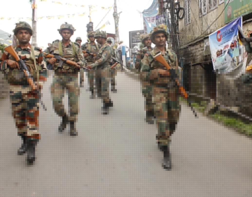 দার্জিলিং বন্‌ধ এবং কেন্দ্রীয় বাহিনী নিয়ে চাপানউতোর: কিছু দিন ধরেই পাহাড় থেকে সেনা প্রত্যাহার ইস্যু ঘিরে চরমে উঠেছে কেন্দ্র ও রাজ্য তরজা। পাহাড় থেকে ১০ কোম্পানি কেন্দ্রীয় বাহিনী তুলে নেওয়ার সিদ্ধান্ত নিয়ে রাজ্যকে চিঠি পাঠিয়েছিল কেন্দ্র। এই সিদ্ধান্তের তীব্র বিরোধিতা করে কলকাতা হাইকোর্টে আবেদন করে মমতা সরকার। পরে রাজ্যের আবেদনে সাড়া দিয়ে সেনা প্রত্যাহারের কেন্দ্রীয় সিদ্ধান্তে অন্তবর্তীকালীন স্থগিতাদেশ দেয় হাইকোর্ট। পিছু হটে কেন্দ্রও। ১০ কোম্পানি না হলেও ৭ কোম্পানি সেনা প্রত্যাহার করা হবে বলে জানানো হয় কেন্দ্রের তরফে। পরে সেই শীর্ষ আদালতও সেই একই নির্দেশ দেয়।
