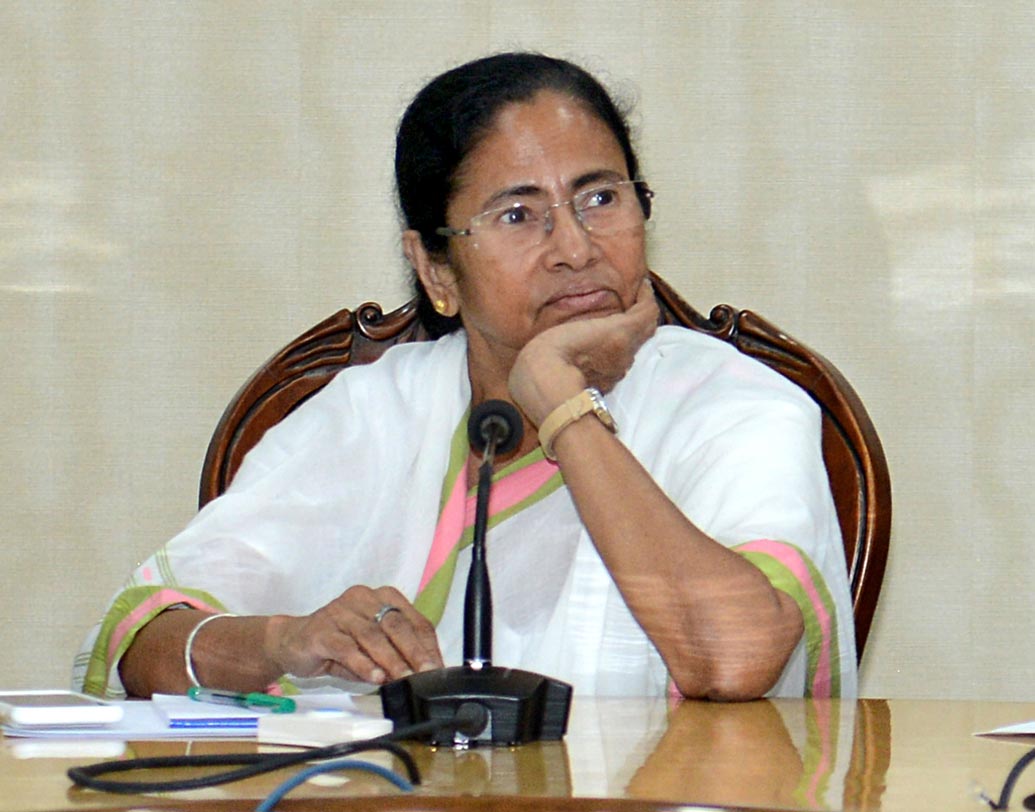 টোল প্লাজা থেকে সেনা প্রত্যাহার নিয়ে সরব মমতা: গত বছর ১ ডিসেম্বর রাজ্যের বিভিন্ন টোল প্লাজাগুলিতে সেনা কর্মসূচির তীব্র বিরোধিতা করেছিলেন মুখ্যমন্ত্রী মমতা বন্দ্যোপাধ্যায়। কেন রাজ্যকে না জানিয়ে এ ধরনের কর্মসূচি চালাল সেনা, প্রশ্ন তুলেছিলেন সেই নিয়েও। রাজ্যের বিভিন্ন টোল প্লাজা থেকে যত ক্ষণ না সেনা প্রত্যাহার করা হচ্ছে তত ক্ষণ নবান্ন ছেড়ে যাবেন না বলে হুঙ্কারও দিয়েছিলেন ‘দিদি’।