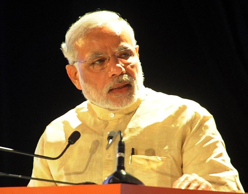 প্রধানমন্ত্রীর ভাষণ ঘিরে তরজা: মোদী সরকারে বিরোধিতায় সুর সপ্তমে চড়াতে মমতা যে কোনও ইস্যুই হাতছাড়া করেন না তার প্রকৃষ্ট উদাহরণ ইউজিসির একটি বিজ্ঞপ্তি। সেখানে বলা হয়েছিল, পণ্ডিত দীনদয়াল উপাধ্যায়ের জন্ম শতবার্ষিকী এবং স্বামী বিবেকানন্দের শিকাগো বক্তৃতার ১২৫তম বর্ষপূর্তি উপলক্ষে ভাষণ দেবেন প্রধানমন্ত্রী নরেন্দ্র মোদী। ছাত্র ও শিক্ষকদের উৎসাহিত করতে দেশের সমস্ত শিক্ষা প্রতিষ্টানগুলোতে সরাসরি সম্প্রচার করা হবে সেই ভাষণ। রাজ্য সরকারের অভিযোগ ছিল, শিক্ষাক্ষেত্রে গৈরিকীকরণ করছেন প্রধানমন্ত্রী। ইউজিসি-র বিজ্ঞপ্তি নাকচের সিদ্ধান্ত নেয় মমতা সরকার।