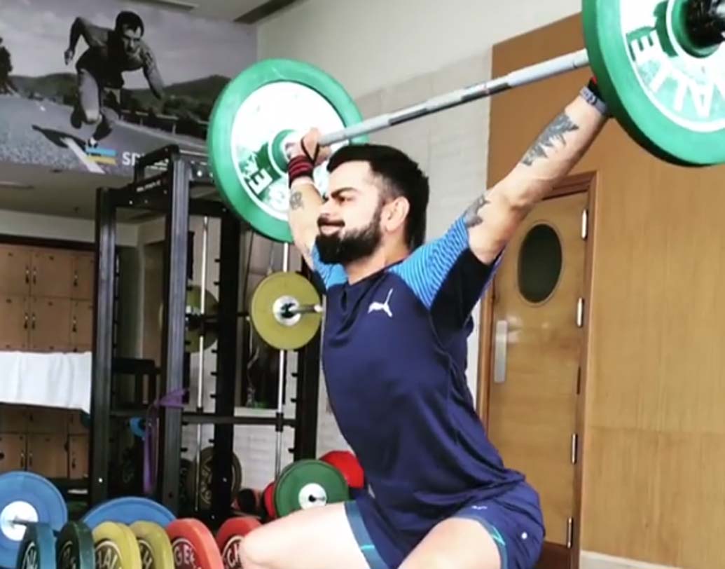 টেস্ট, ওয়ান ডে, টি২০— তিন ফর্ম্যাটেই সমান সাবলীল বিরাট কোহালি। চলতি বছরে কাঁধের চোটের জন্য অস্ট্রেলিয়ার বিরুদ্ধে একটি টেস্ট খেলতে পারেননি। তার আগে পর্যন্ত টানা ৫৪টি টেস্ট খেলেছেন তিনি।