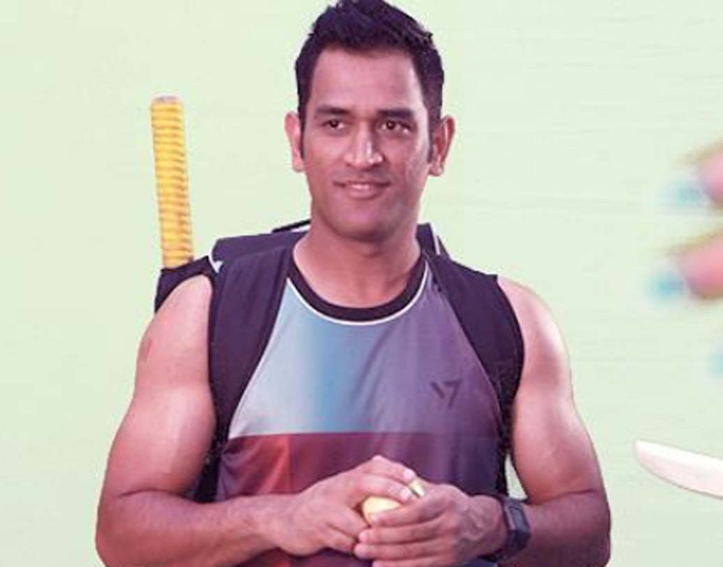 ২০০৪-এ অভিষেক। পরের বছর থেকেই ভারতীয় দলের নিয়মিত সদস্য মহেন্দ্র সিংহ ধোনি। ৯০টি ম্যাচের পর টেস্ট থেকে অবসর নিয়েছেন। চোটের জন্য কখনও দীর্ঘ দিন মাঠের বাইরে থাকেননি মাহি।