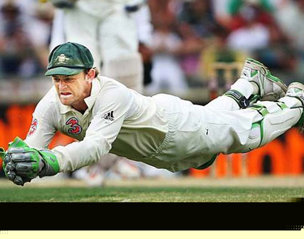 ১২ বছরের আন্তর্জাতিক ক্রিকেট কেরিয়ারে এক বারও চোটের জন্য দলের বাইরে যাননি প্রাক্তন অজি উইকেট কিপার-ব্যাটসম্যান অ্যাডাম গিলক্রিস্ট। একটানা ৯৬ টেস্ট খেলেছেন গিলি।