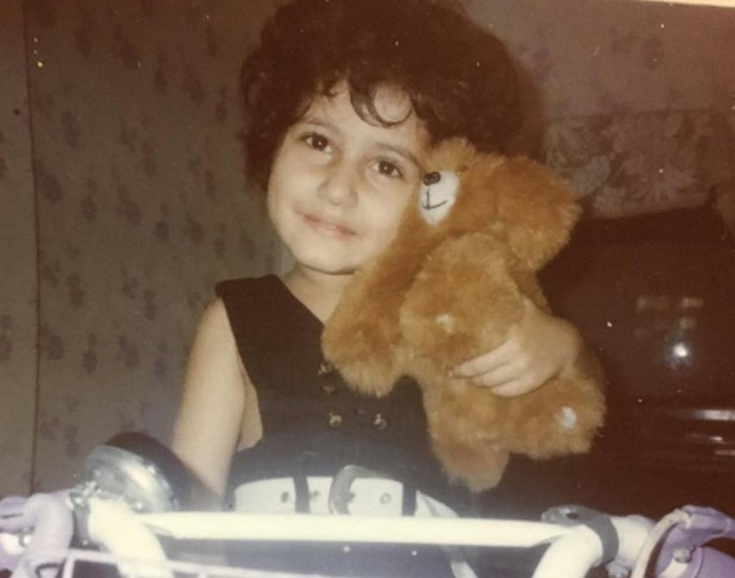 কালো ড্রেসে এই ছোট্ট মেয়েটিকে চিনতে পারছেন? নিজের ইনস্টাগ্রাম পেজে এই ছবি পোস্ট করে অভিনেত্রী লিখেছেন, ‘বচপন’। ইনি ‘দঙ্গল’ খ্যাত ফতিমা সানা শেখ।