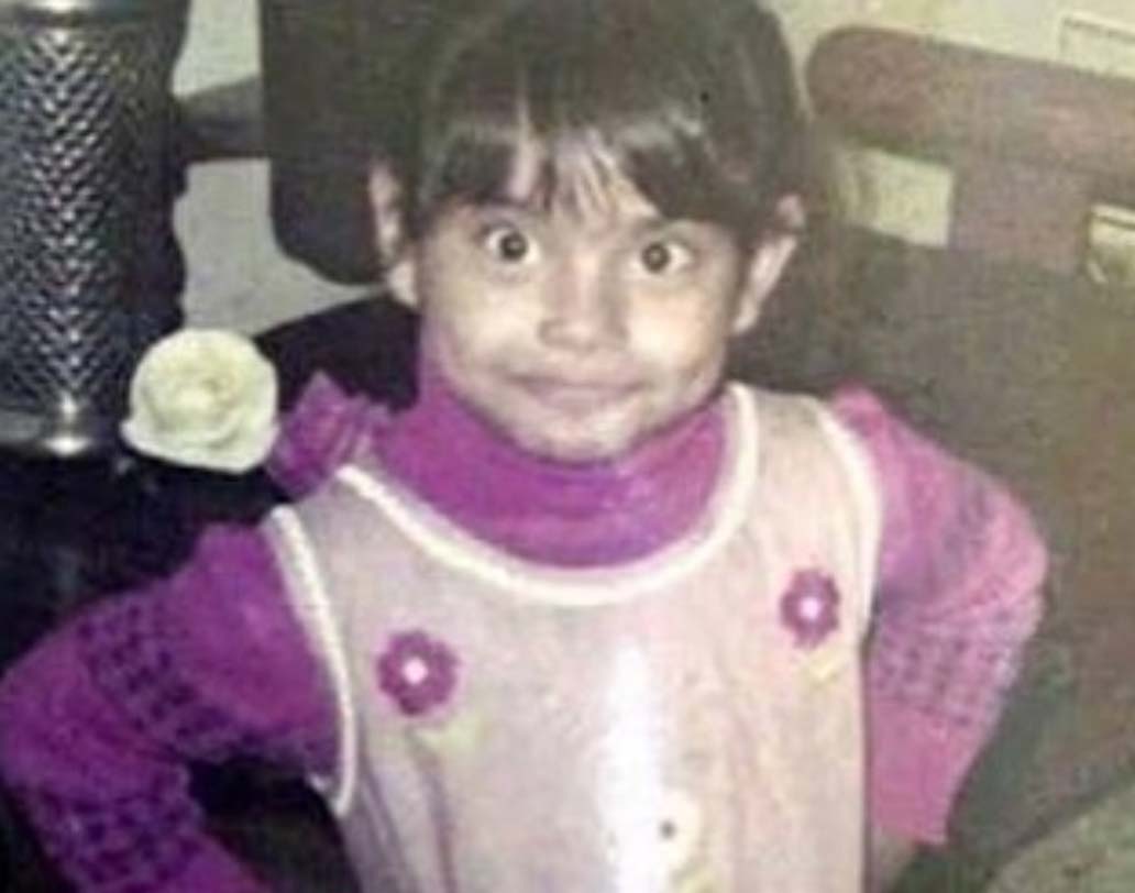 গোলাপি-সোনালি ফ্রক পরা ছোট্ট এই মেয়েকে দেখে সহজে কী চেনা যায়! টোল পড়া হাসিটা দেখে হয়তো চিনে ফেলতে পারেন। সবার কাছে যাঁর পরিচয় বলিউডের ‘ব্ল্যাক বিউটি’ বলে। সেই বিপাশা বসুর ছোটবেলার ছবি এটি।