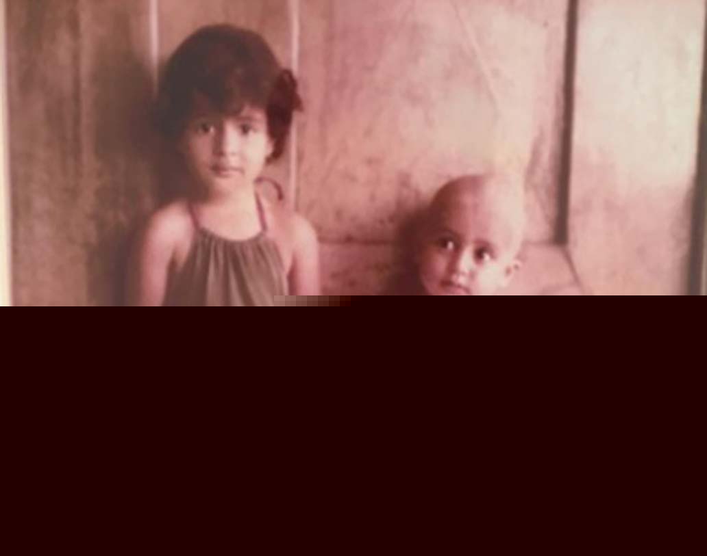 রাখির দিন দিদি শ্বেতার সঙ্গে নিজের এই ছোটবেলার ছবি শেয়ার করেছিলেন অভিষেক বচ্চন। অভিষেকের থেকে শ্বেতা ঠিক দু’বছরের বড়। ছোট থেকেই নাকি তাঁদের খুনসুটির সম্পর্ক। তবে ভাইকে আগলে রাখতে শ্বেতার নাকি জুড়ি মেলা ভার।