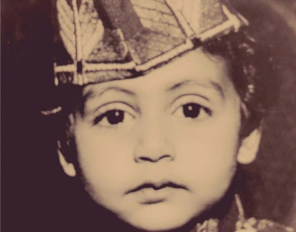 জহর টুপি ও শেরওয়ানি পরা ছোটবেলার ছবিটা দেখে কি চিনতে পারছেন! নিজেই ছবিটি শেয়ার করে সবাইকে তাক লাগিয়ে দিয়েছেন। এটিও অভিষেক বচ্চনের ছবি।