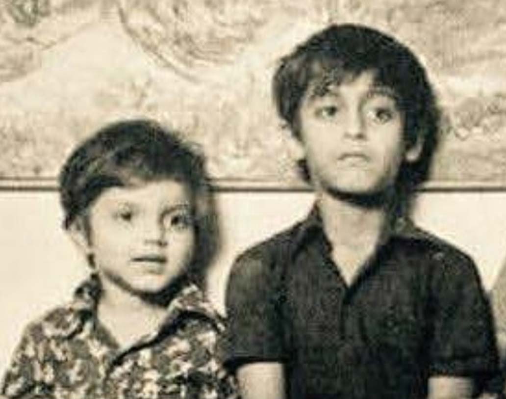 ছোটবেলা থেকেই ‘হ্যান্ডসাম’। ভাই সোহেল খানের সঙ্গে বসে রয়েছেন ছোট্ট সলমন খান। ছবিটি দেখে চিনতে পারছেন, ইনি হলেন বলিউডের ‘ভাইজান’।