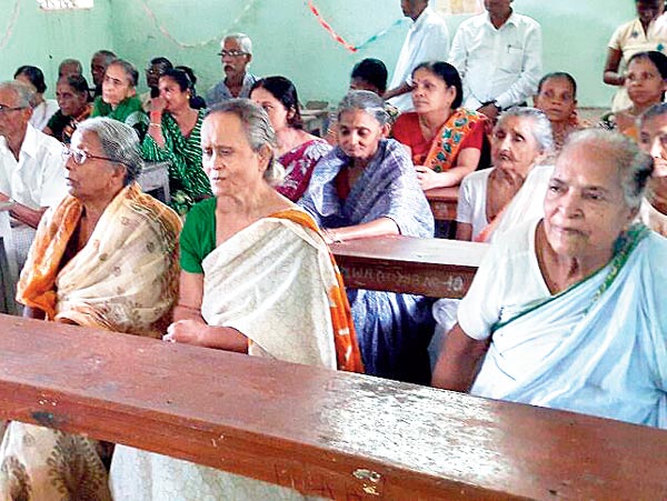 Students spents time in old age home