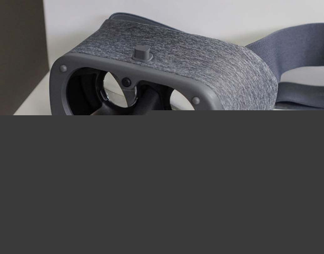 ৪) ডে-ড্রিম হেডসেট: গত বছর গুগ্‌ল বাজারে এনেছিল ভার্চুয়াল রিয়েলিটি হেডসেট ডে-ড্রিম ভিআর। এ বার আসতে চলেছে তারই দ্বিতীয় সংস্করণ। নানা রঙের এই হেডসেটটি এ বার করা যাবে পিক্সেল ২, গ্যালাক্সি এস ৮-সহ ১১টি ডিভাইসে। দাম পড়বে ৯৯ ডলার।