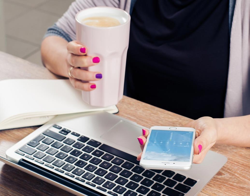 অফিসে কাজের চাপে কি মাঝে মাঝেই লাঞ্চ করা হয়ে ওঠে না? অনেক ক্ষণ পর বাড়ি গিয়ে খাবার খান? সময় মতো না খেলে বা অনেক ক্ষণ না খেয়ে থাকলে মাইগ্রেনের সমস্যা হতে পারে।