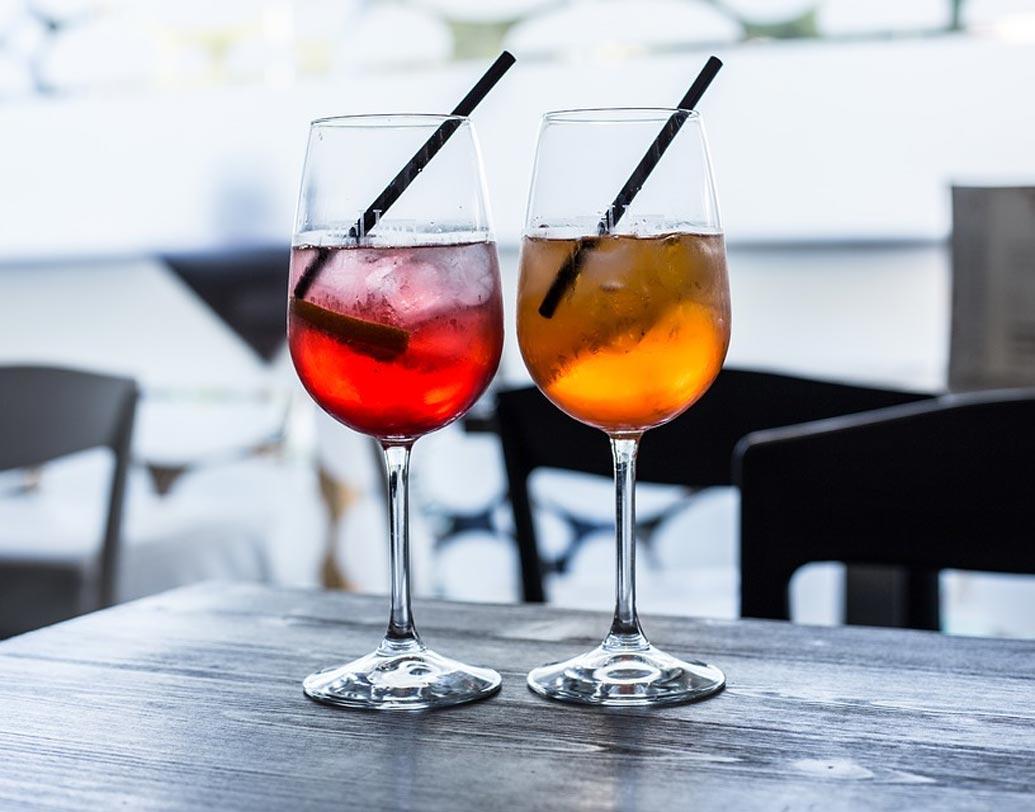 গবেষকরা জানাচ্ছেন যাদের মাইগ্রেনে আক্রান্ত হওয়ার প্রবণতা রয়েছে, তাদের মধ্য ৩৮ শতাংশই অ্যালকোহল সহ্য করতে পারেন না। এর মধ্যে সবচেয়ে বেশি সমস্যা হতে পারে রেড ওয়াইনে।