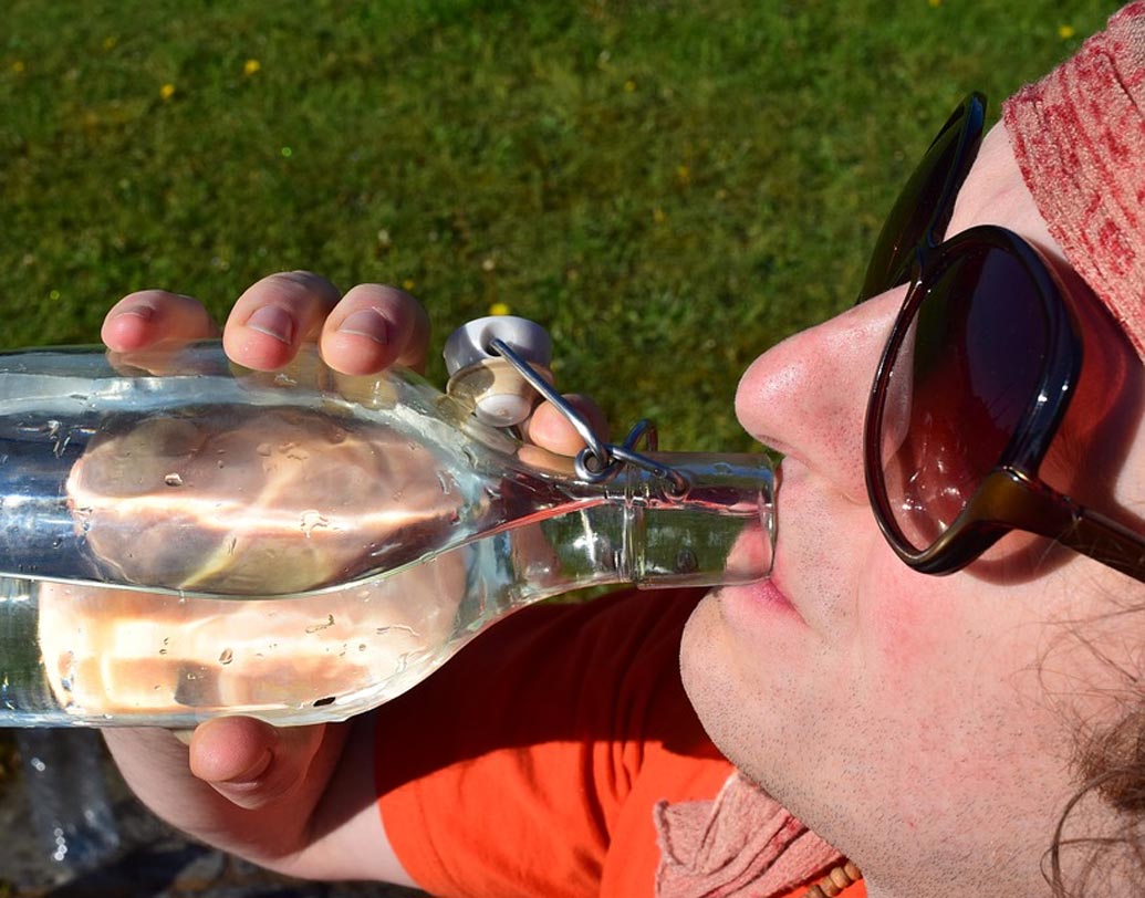 আপনি সারা দিনে পরিমাণ মতো জল পান করেন তো? দিনে অন্তত ৩ লিটার জল না খেলে ডিহাইড্রেশন থেকেও মাইগ্রেন হতে পারে।