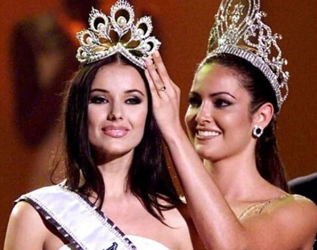 অক্সানা ফেদেরোভা,মিস ইউনিভার্স ২০০২: প্রথম রাশিয়ান হিসেবে মিস ইউনিভার্সের মুকুট পান অক্সানা ফেদেরোভা। আইনের শিক্ষার্থী পড়াশোনায় এতই ব্যস্ত ছিলেন যে বিজয়ী হওয়ার পর মিস ইউনিভার্স কর্তৃপক্ষের সঙ্গে চুক্তিবদ্ধ ভ্রমণসূচি মেনে চলতে পারছিলেন না। ফলে অক্সানা ফেদেরোভার মুকুট ফেরত নেওয়া হয়।