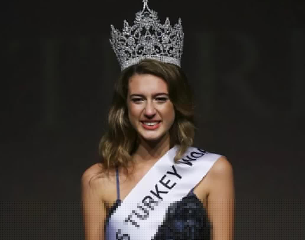 ইতির ইসেন,মিস তুর্কি ২০১৭: তুরস্কে সেনা অভ্যুত্থান নিয়ে সোশ্যাল মিডিয়াতে একটি পোস্ট করেছিলেন ইতির ইসেন। টুইটারে ১৫ জুলাইয়ের শহিদ দিবসকে তাঁর পিরিয়ডের রক্তের সঙ্গে তুলনা করেছিলেন বলে অভিযোগ। তবে টুইটটি তিনি করেছিলেন প্রতিযোগিতায় বিজয়ী হওয়ার আগেই। কিন্তু সেই টুইটের জেরেই তাঁর মুকুট হারাতে হয়।