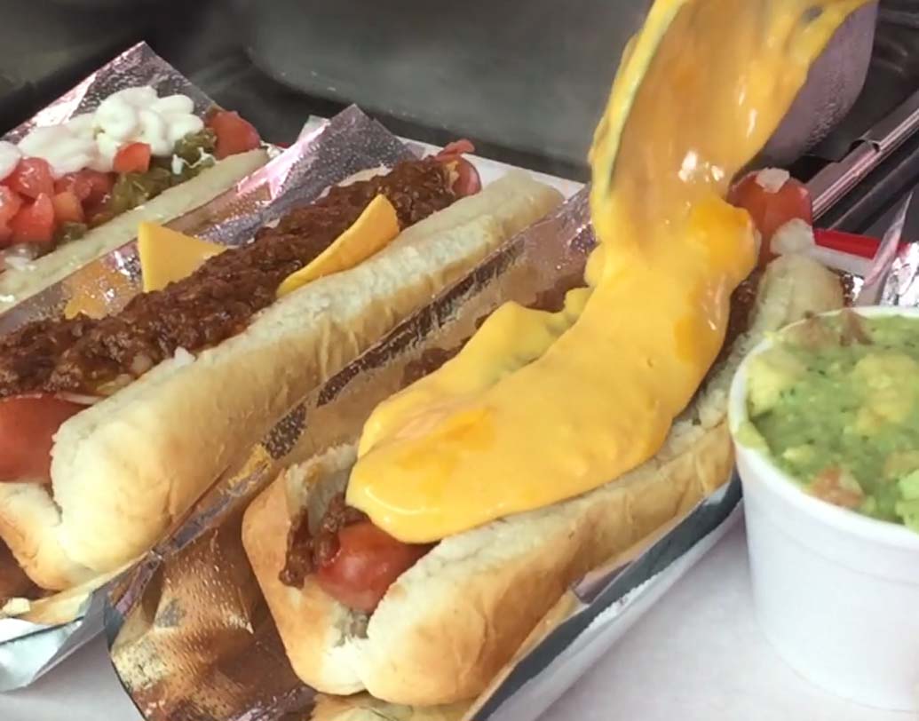 হট ডগস: ঝাঁ চকচকে রেস্তোরাঁয় গিয়ে বার্গার বা হট ডগসের মজা নেওয়া আমাদের অভ্যাসে দাঁড়িয়ে গিয়েছে। অনেকেই হয়তো জানেন না, এই খাবারগুলিতে থাকে স্যাচুরেটেড ফ্যাট যা যৌন উত্তেজক হরমোনগুলিকে দুর্বল করে দেয়। পুরুষদের ক্ষেত্রে কমে যায় টেস্টোস্টেরনের মাত্রা।