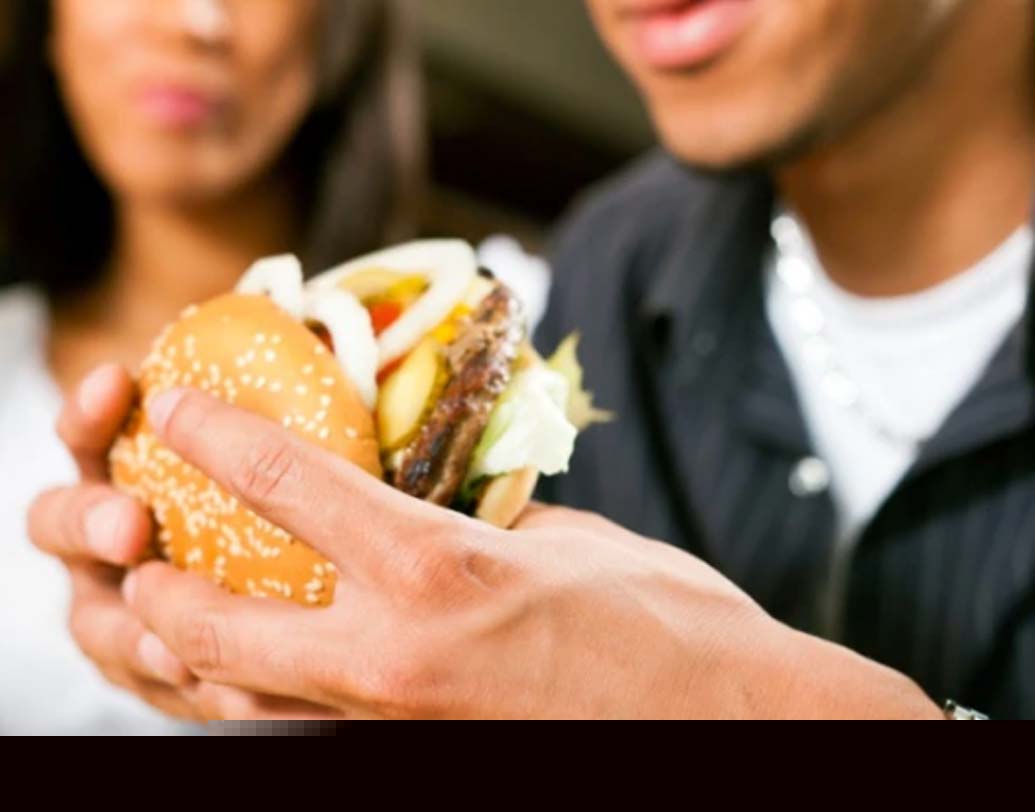 প্রসেসড ফুড: রান্নার ঝামেলা এড়িয়ে চটজলদি পেট ভরানোর জন্য বাজারে এখন অনেক রকম প্রসেসড ফুড পাওয়া যায়। এই খাবারগুলিতে রয়েছে ট্রান্স ফ্যাট যা রক্ত সরবরাহের মাত্রা কমায়। বিশেষজ্ঞদের মতে, মিলনের আগে এই ধরনের প্রসেসড ফুড খেলে মিলনে কার্যকরী হরমোনগুলি দুর্বল হয়ে যায়। ফলে মিলন ক্ষণস্থায়ী হয়।