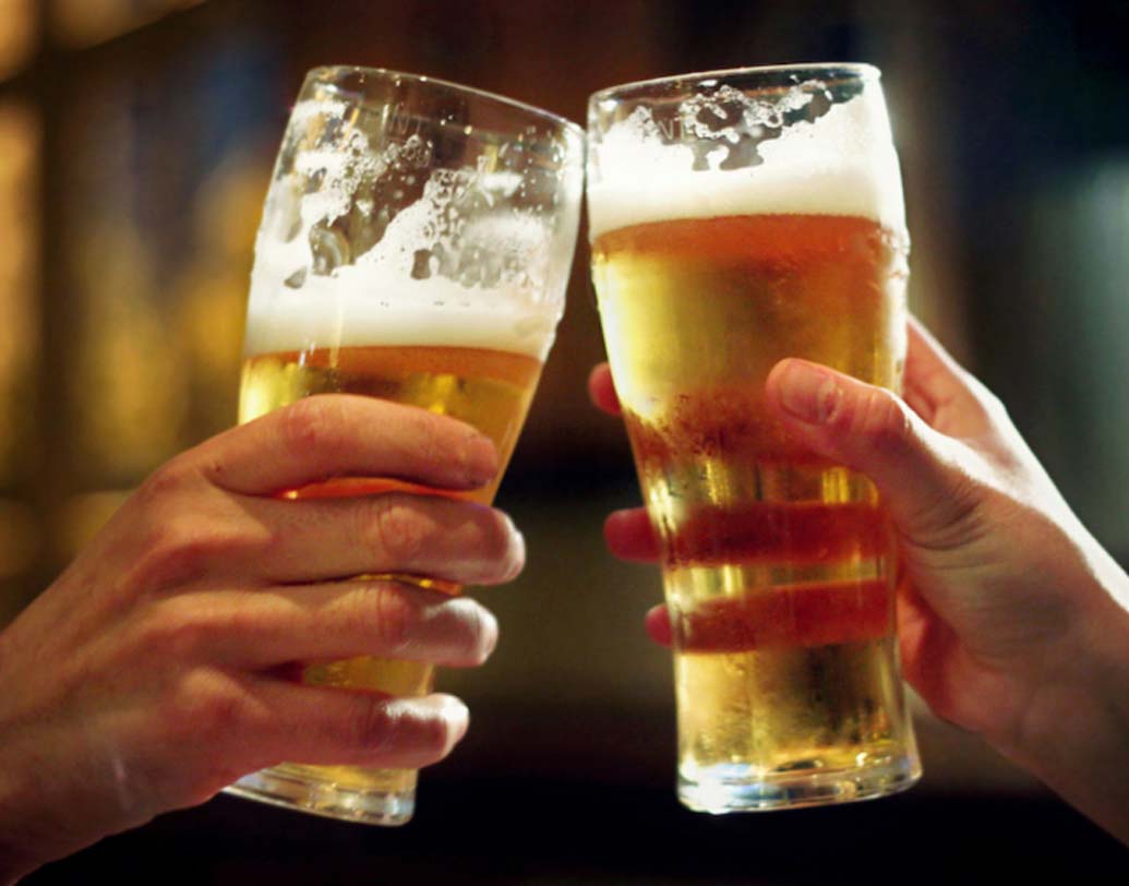 বিয়ার: রাতের পার্টিতে চিলড বিয়ার! জানেন, কি ক্ষতি করছেন নিজের? বিয়ারে রয়েছে ফাইটোইসট্রোজেন যা হরমোনগুলিকে ক্ষতি করে। ফলে মিলনের ইচ্ছাই চলে যায়।