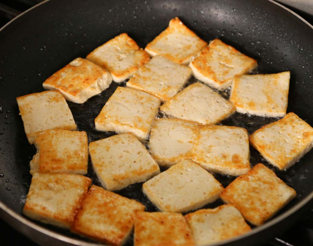 টোফু:টোফু-তে প্রচুর প্রোটিন থাকে যা শরীরে জন্য উপকারী। বিশেষত নিরামিষাশীদের জন্য। তবে যৌন মিলনের আগেটোফু একেবারেই সঠিক খাবার নয়। মিলনের সময় ইস্ট্রোজেনের মাত্রা অনেক কমিয়ে দেয় টোফু।