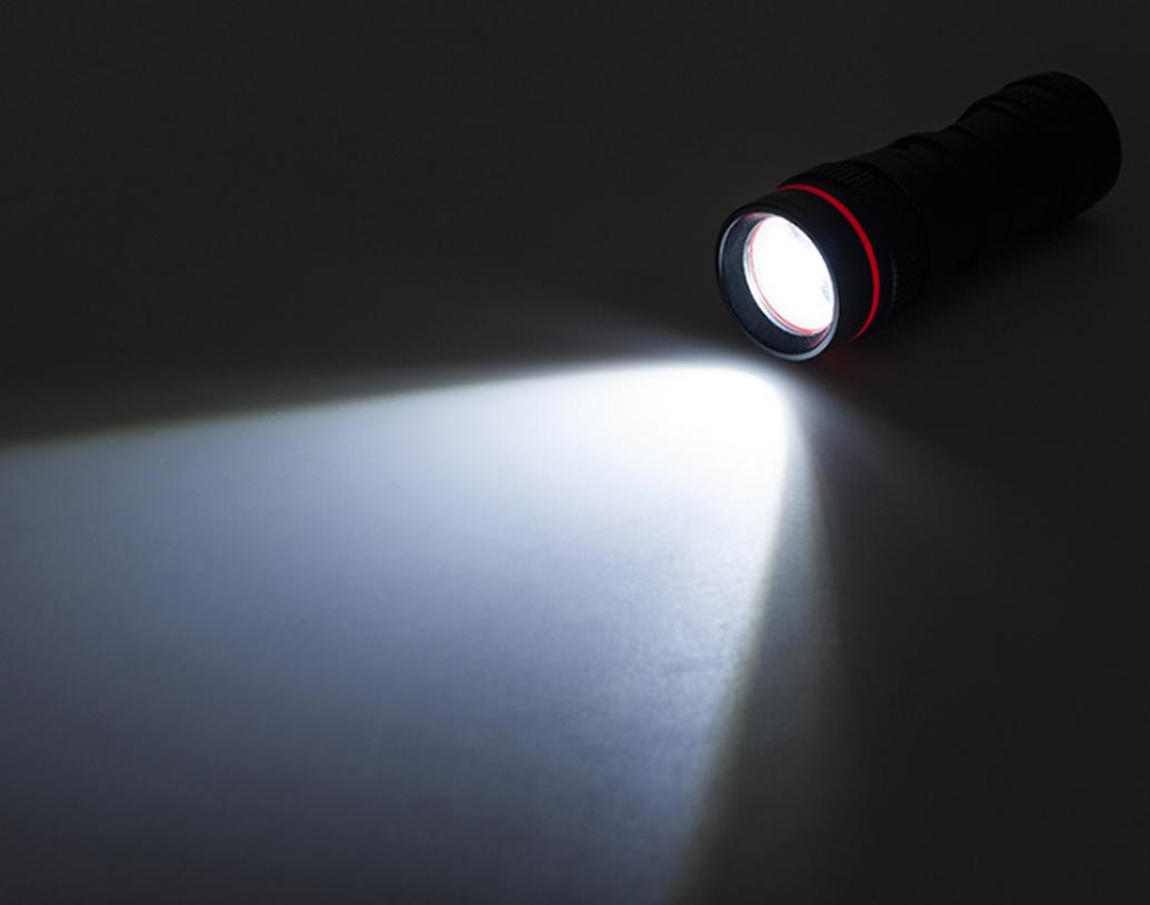 টর্চ: এক হাতে স্মার্টফোন থাকলে অন্য হাতে কি আর আলাদা করে ফ্লাশলাইট রাখার প্রয়োজন হয়?