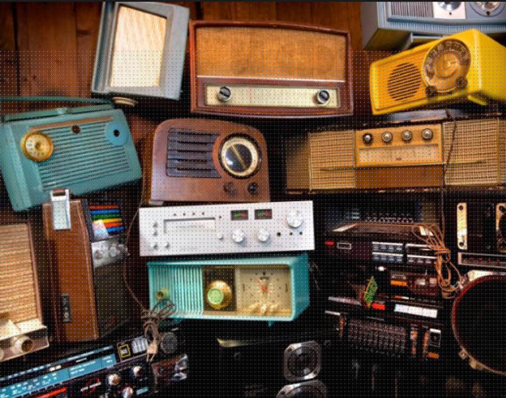 রেডিও: এই যন্ত্রটিরও শোচনীয় অবস্থা। স্মার্টফোনেই রেডিও শুনে নেন রেডিও-প্রেমীরা।