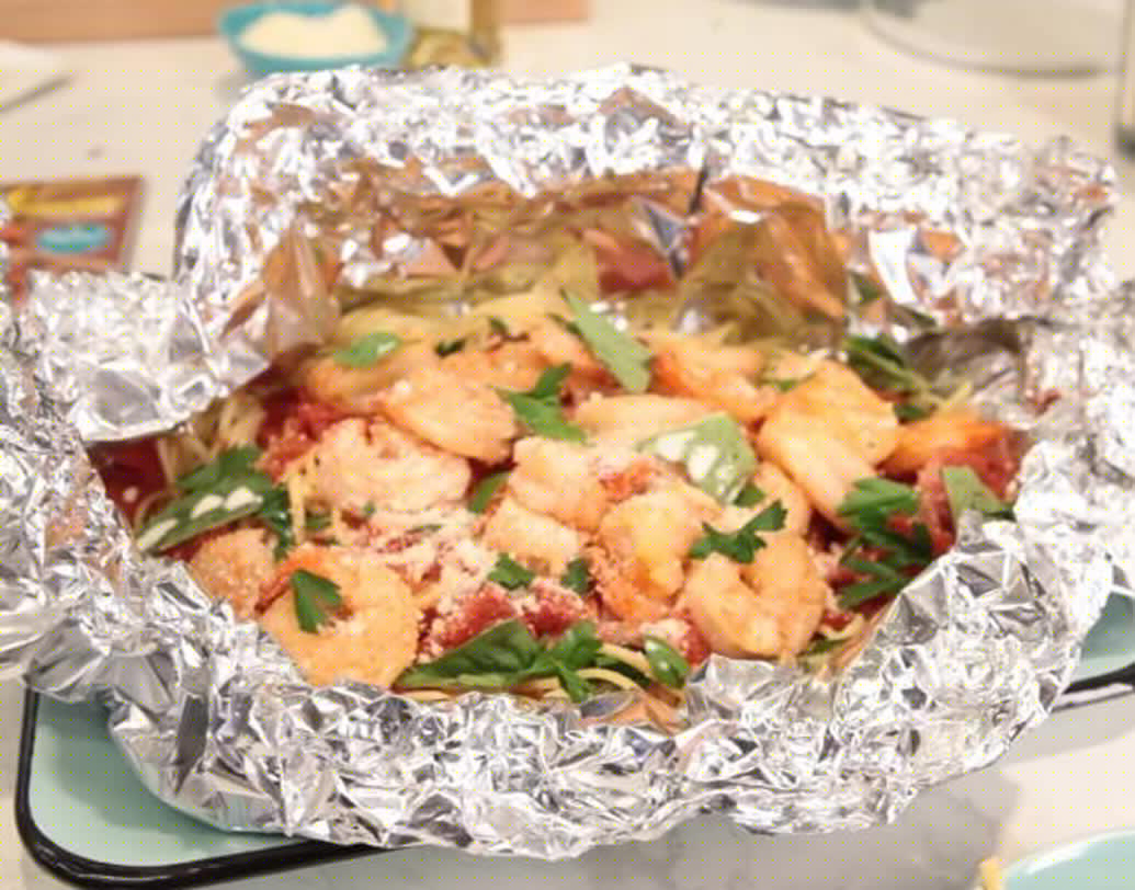 পিছিয়ে পড়া মানুষদের মধ্যে বিলি করার জন্য তৈরি প্যাকেটজাত খাবারের জিএসটি কর ১৮ শতাংশ থেকে কমে ৫ শতাংশ হল।