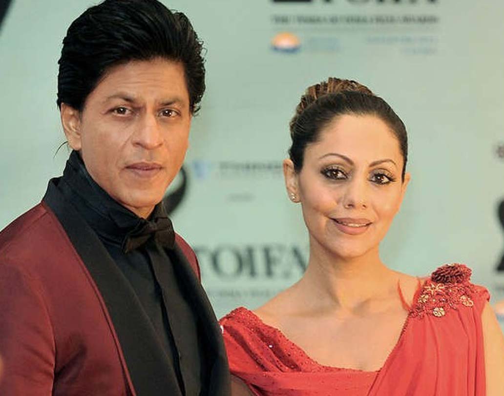 বলিউড বাদশার সহধর্মিণী। ইন্টিরিওর ডিজাইনার গৌরী এমনিতেই বলিউড তারকাদের ফ্ল্যাট-বাংলো ডিজাইন করেন। রূপে-গুণেও কোনও অংশে বলি ডিভাদের থেকে কম না তিনি।