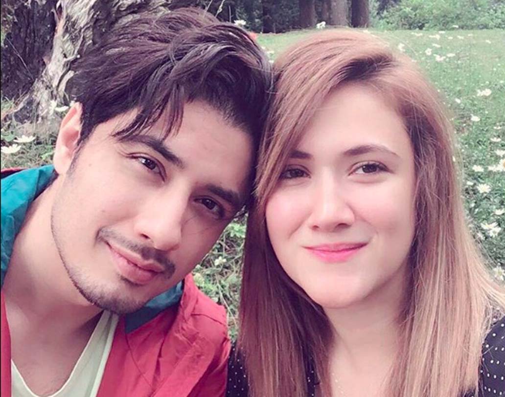 পাকিস্তানি অভিনেতা আলি জাফর। বলিউডে গান এবং অভিনয়ে নজর কেড়েছেন। তাঁর স্ত্রী আয়েশা ফাজলি। রূপে-গুণে বলি ডিভাদের থেকে কোনও অংশে কম না। আয়েশা আবার আমির খানের দূর সম্পর্কের আত্মীয়ও হন।