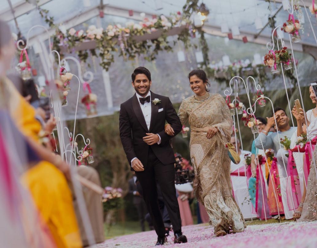 বিয়েতে হাজির ছিলেন দুই পরিবারের সদস্য এবং বন্ধুরা।