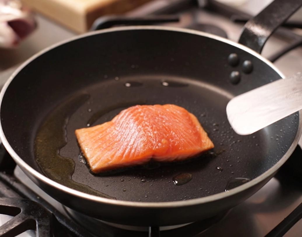 প্যান ফ্রাইং: খাবার অস্বাস্থ্যকর করে তোলার আর এক উপায় হল প্যান ফ্রাইং। এই ক্ষেত্রে তাপমাত্রা খুব বেশি থাকার জন্য অ্যাক্রিল্যামাইড নামে যৌগ উৎপন্ন হয়। এই উপাদানটি থেকে ক্যানসার হয়।