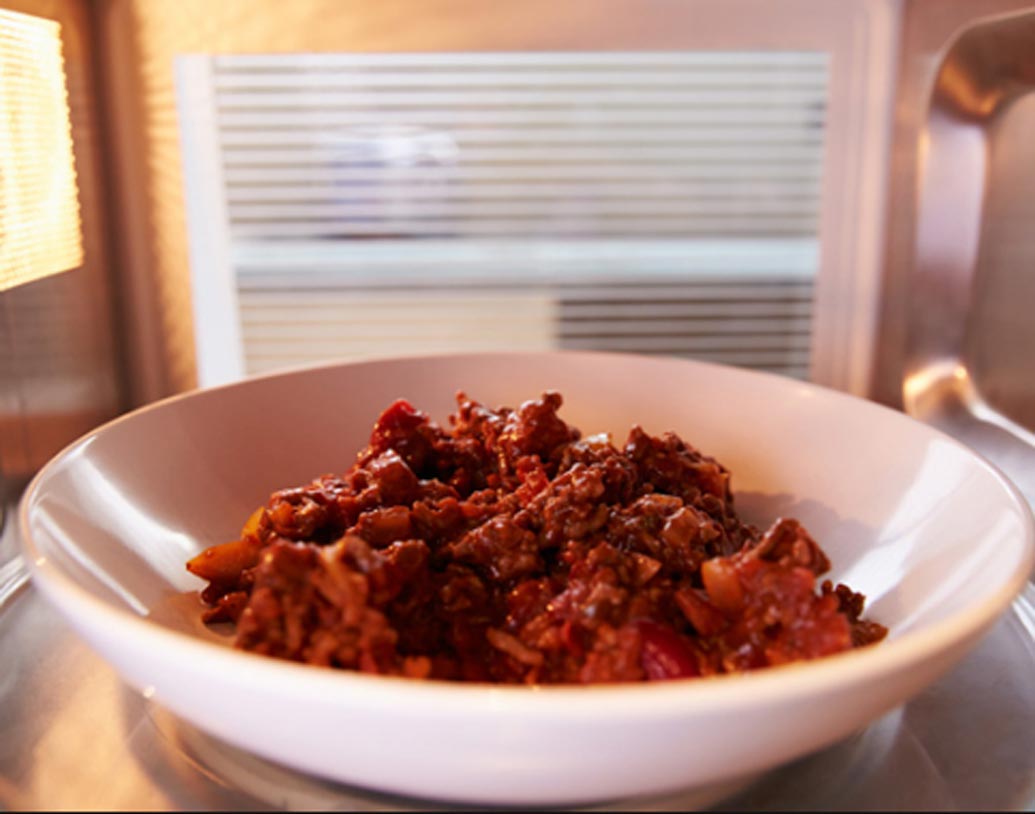 মাইক্রোওয়েভ: মাইক্রোওয়েভ থেকে রেডিয়েশন নির্গত হয়। বহু তথ্য থেকেই তা জানা গিয়েছে। ২০১১ সালে বিশ্ব স্বাস্থ্য সংস্থার রিপোর্ট দেয়, এই রেডিয়েশন থেকে ব্রেন ক্যানসার পর্যন্ত হতে পারে।