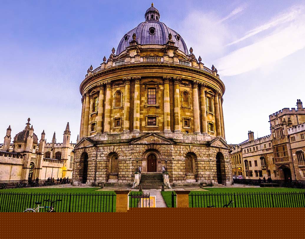 অক্সফোর্ড বিশ্ববিদ্যালয়: ইউনিভার্সিটি অব অক্সফোর্ড পৃথিবীর অন্যতম প্রাচীন বিশ্ববিদ্যালয়। অনেক ঐতিহাসিকের দাবি, ১০৯৬ সালে এ বিশ্ববিদ্যালয়টি প্রতিষ্ঠিত হয়েছে। এর শিক্ষা কার্যক্রম শুরু হয় ১১৬৭ সাল থেকে। এটি ৩৯টি কলেজ এবং ৭টি স্থায়ী বেসরকারি হলের সমন্বয়ে গঠিত। বর্তমানে এখানে ১৪০টি দেশের ২২ হাজারের বেশি পড়ুয়া লেখাপড়া করেন।