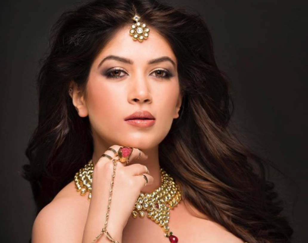 পেশায় সফটওয়্যার ইঞ্জিনিয়র, কিন্তু নেশায় মডেল। র‌্যাম্পওয়াকে বেশ কয়েক বছর ধরেই নজর কেড়েছেন বান্দগি।