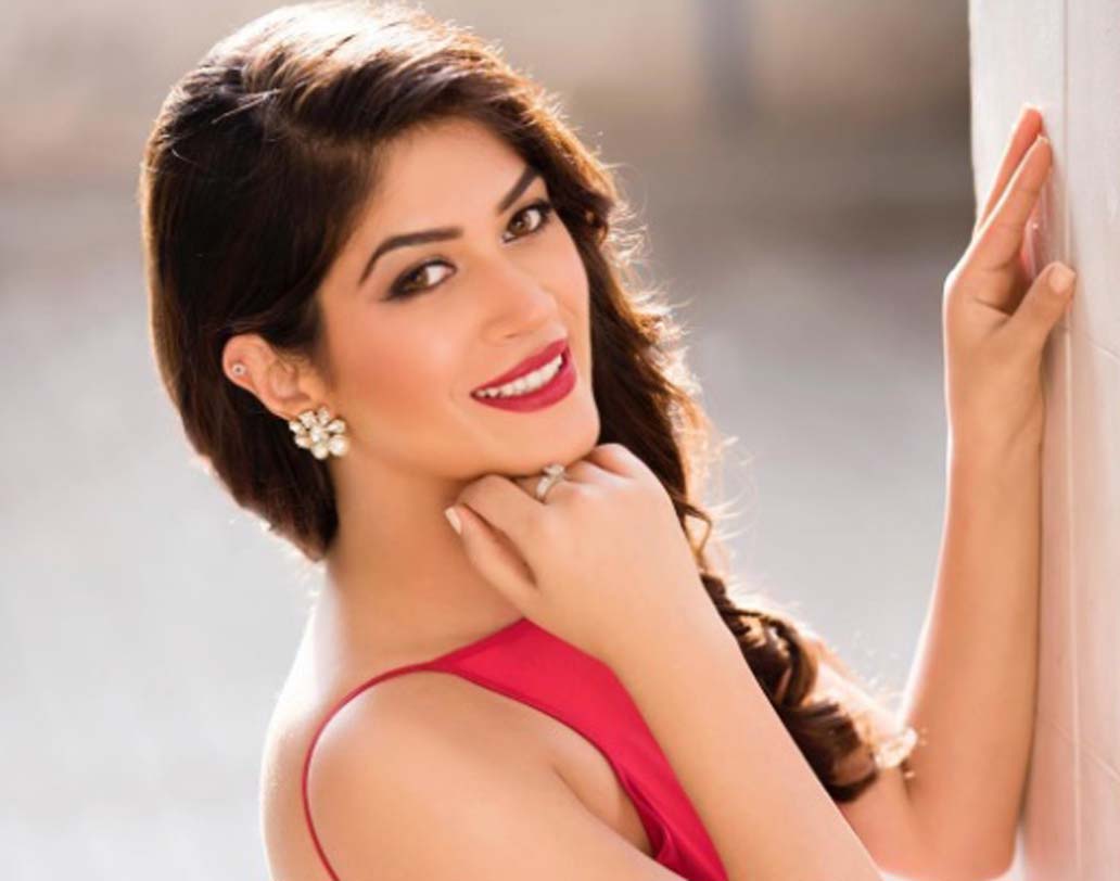 ইতিমধ্যেই টুইটার-ইনস্টাগ্রামে ফ্যান-ফলোয়ারের সংখ্যা উপচে পড়ছে তাঁর। সোশ্যাল প্ল্যাটফর্মে মডেলের স্টেটাস কিন্তু আপাতত সিঙ্গল!