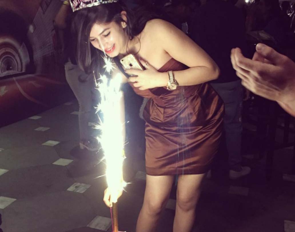 বান্দগির জন্মদিন ভ্যালেন্টাইনস ডে’র দিনে। খেতে ভালবাসেন চকলেট কেক।